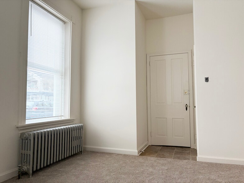 Building Photo - 19 W Main St