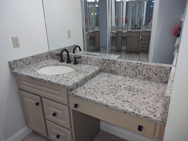 Building Photo - Gorgeous 3 bedroom 2 bath townhome with FL...