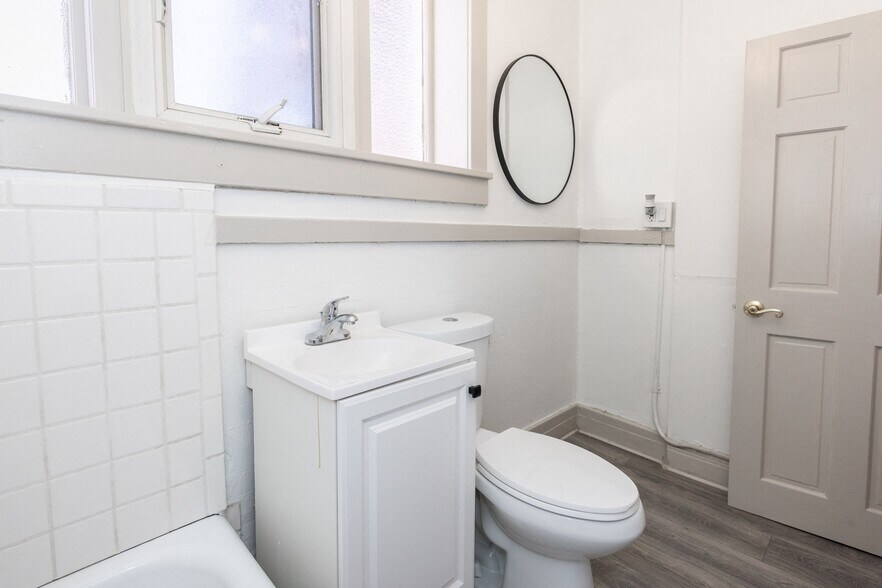 Building Photo - 830 Clarkson