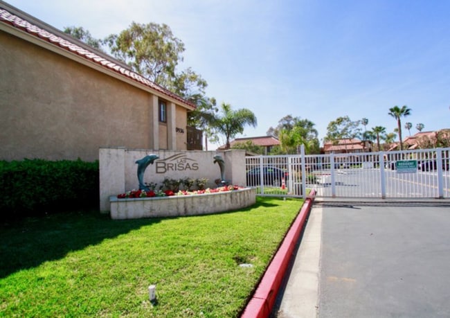 Building Photo - Beach Close 2 bed 1 bath Home Large Backyard
