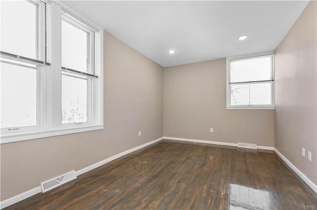 Building Photo - 2118 E Genesee St
