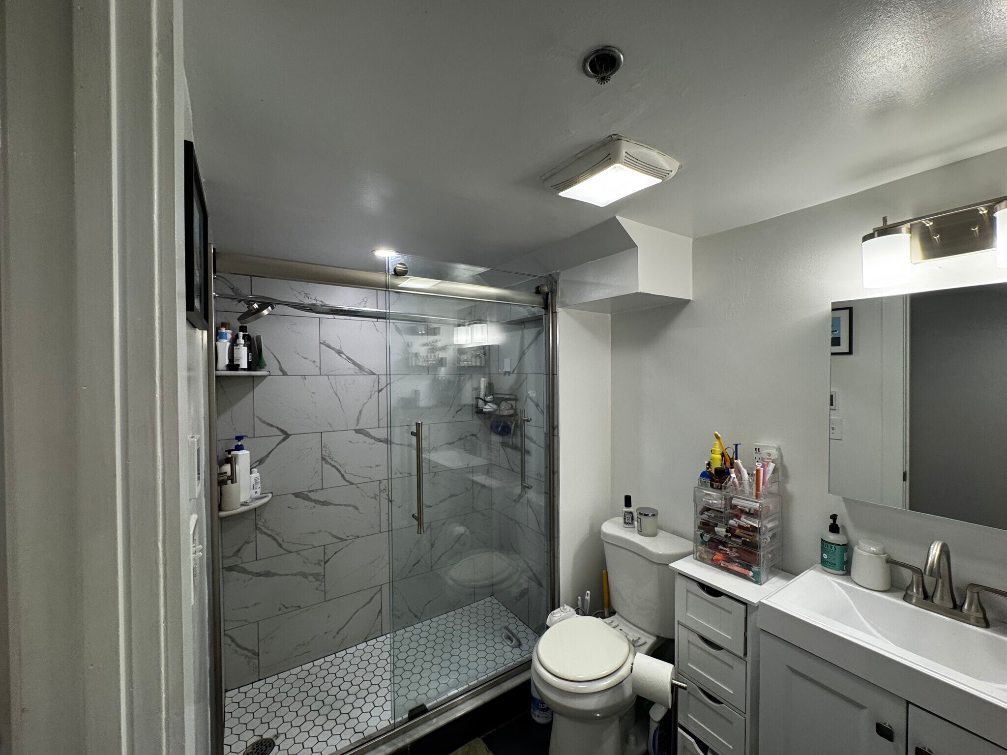 Rennovated bathroom with heated floors - 36 Peterborough St