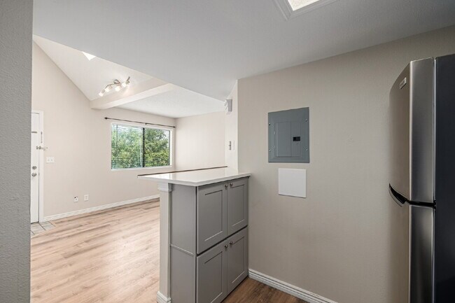 Building Photo - "Cozy 1-Bedroom Condo Retreat in Prime Tho...