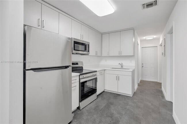 Building Photo - 5980 SW 40th Ave