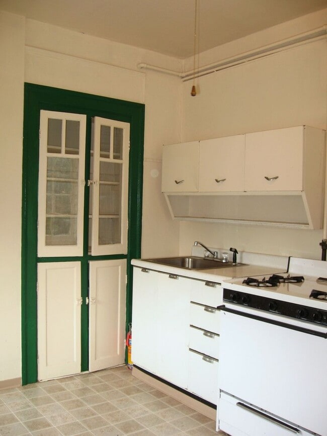 Building Photo - Great deal on a plex in Goose Hollow!