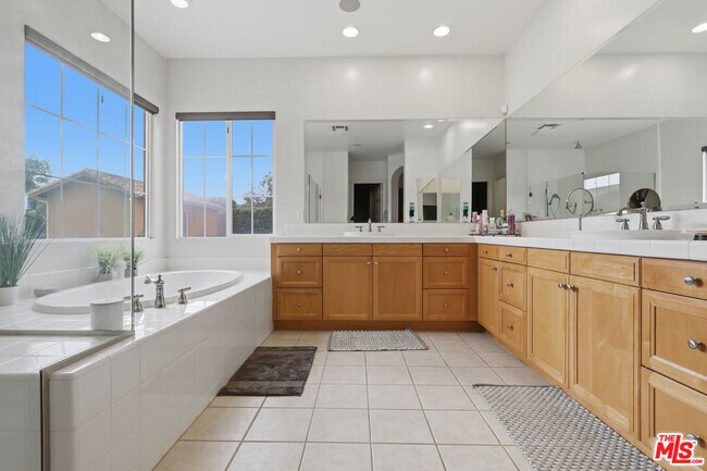 Building Photo - 9651 Sagebrush Ave