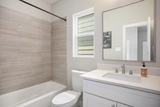 Building Photo - 5518 Rosslyn Rd