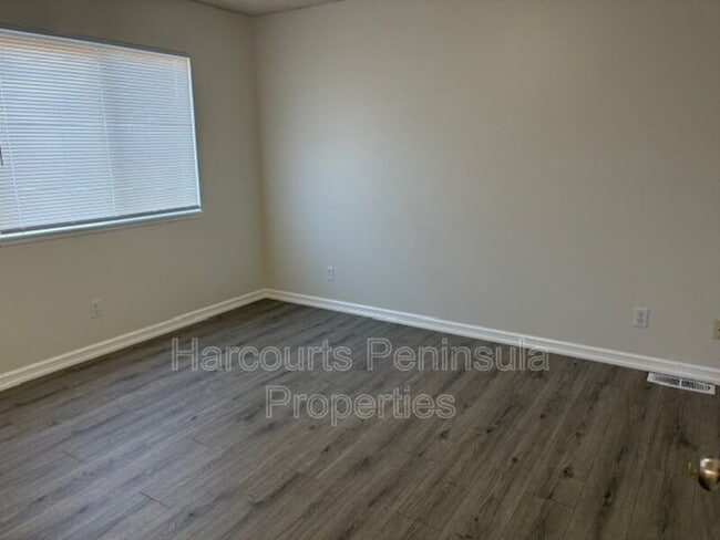 Building Photo - 3980 Broadmoor Loop