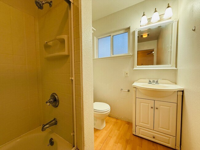 Building Photo - 940 Merced Ave