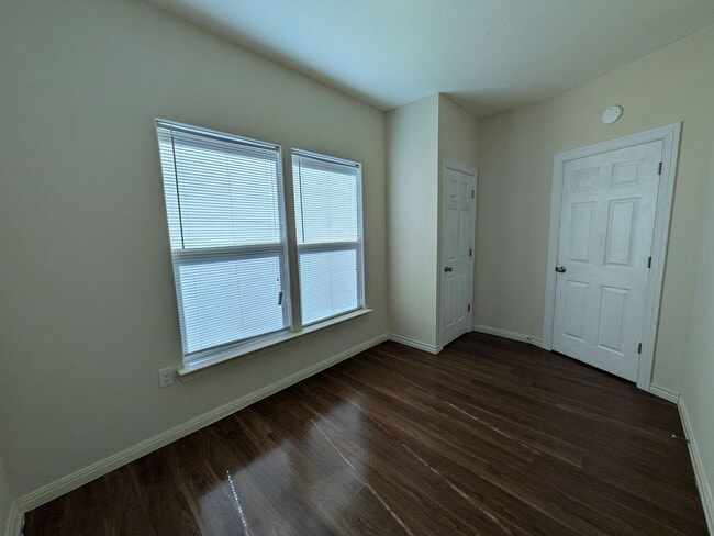 Building Photo - 405 E Simmons Ave