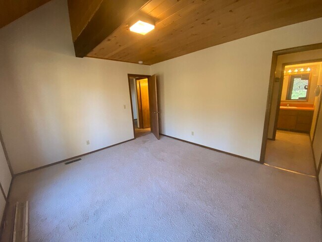 Building Photo - Rustic Charm Just North of Bend