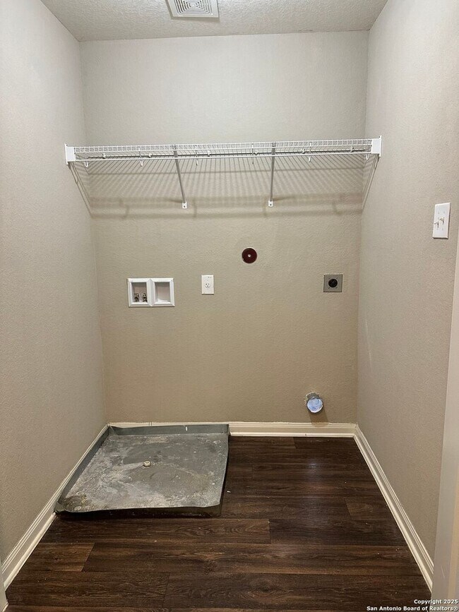 Building Photo - Move in Ready home in Foster Meadows For R...