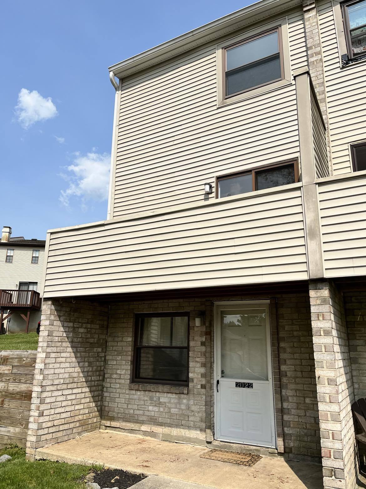 Building Photo - 2022 Valley Dr