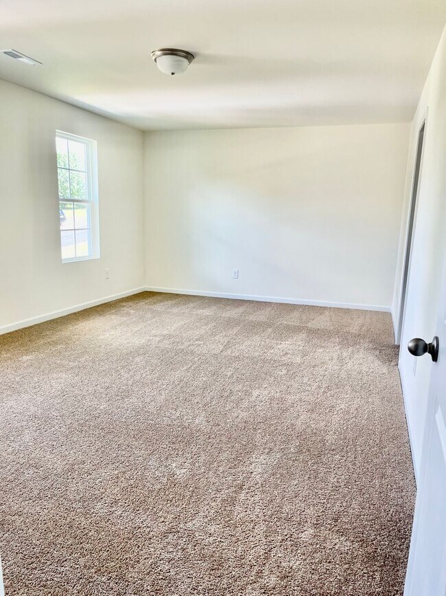 Building Photo - Available Now – Spacious 4BR Home on 1.5 Acres in Rural Hall!