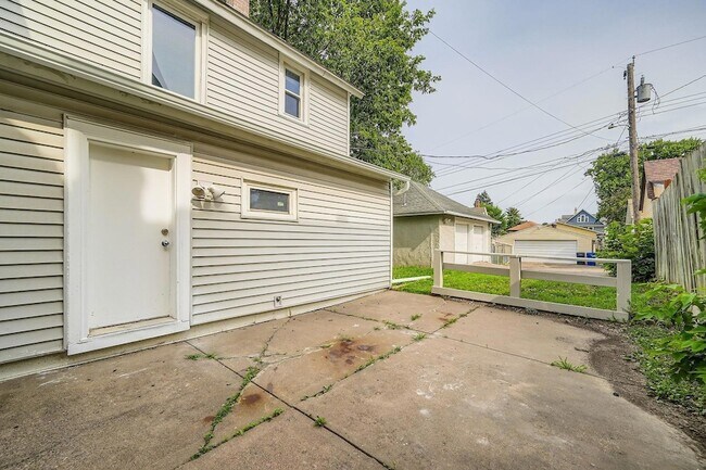 Building Photo - 707 Jenks Ave E