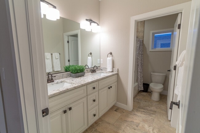 Building Photo - 724 N Walnut St