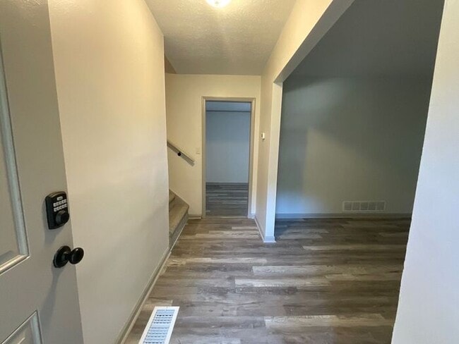 Building Photo - 2356 Clifton Springs Manor