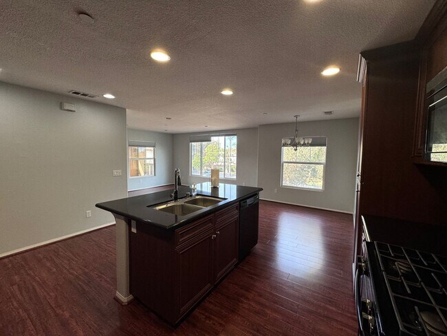 Building Photo - Beautiful 2 Bedroom, 2 Bathroom Oxnard Con...