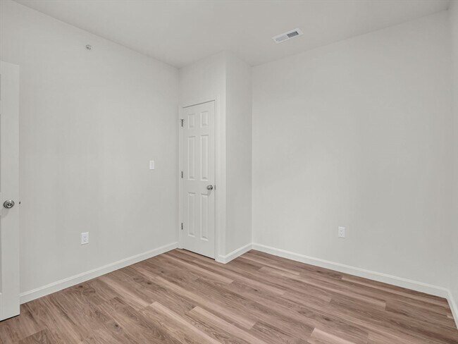 Building Photo - 12 Alpine St