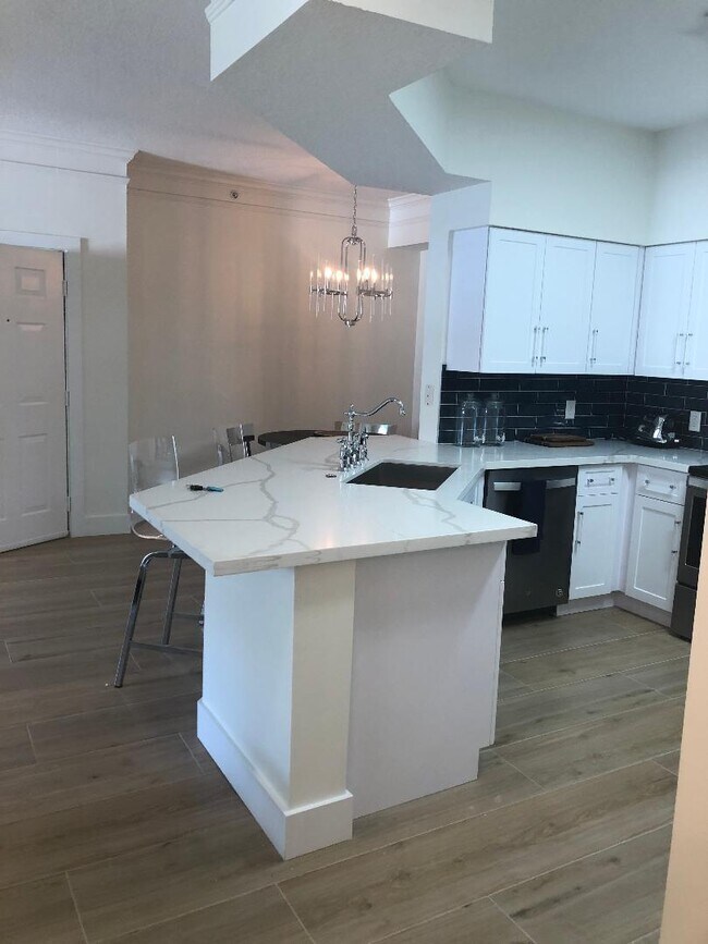 Building Photo - 9905 Baywinds Blvd