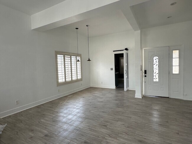 Building Photo - Updated Single Story, 2 Bedroom Home in De...