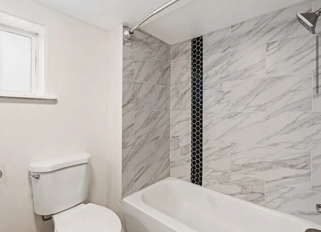 Building Photo - 471 W Elm St