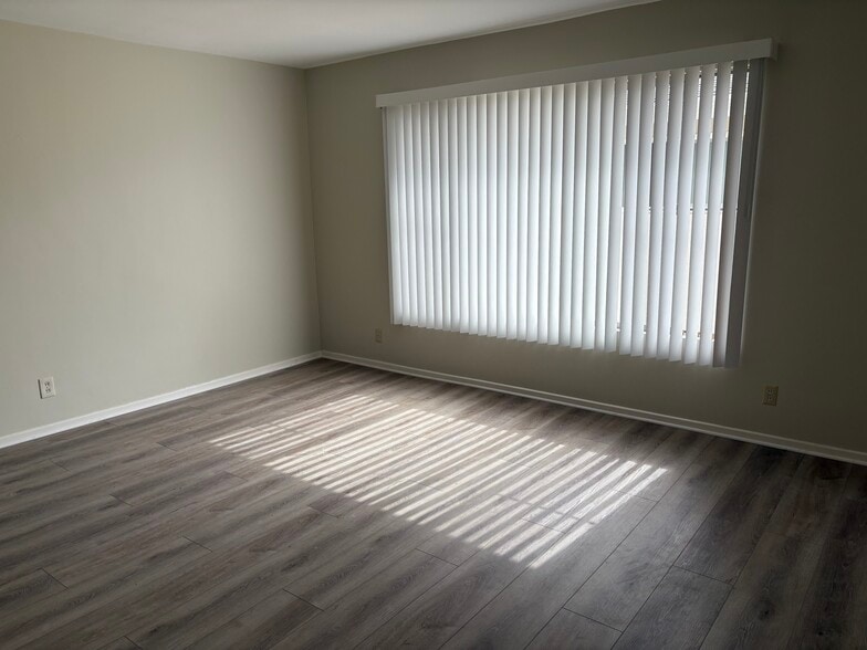 living room - 3430 W 170th St