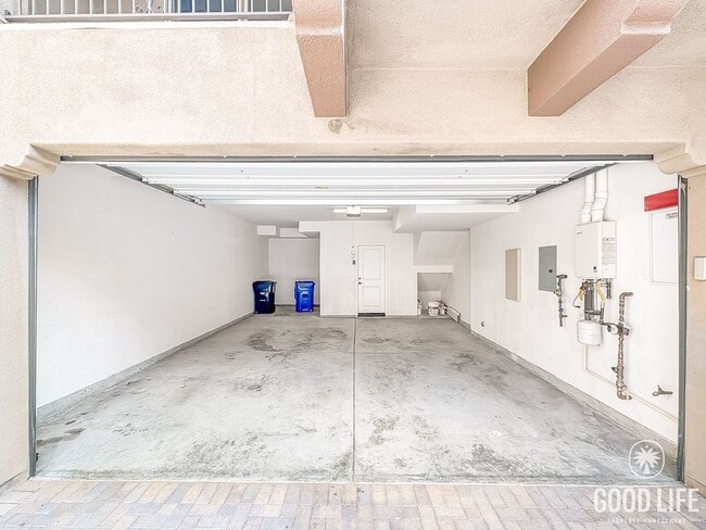 Building Photo - Beautiful 2B/2.5BA Townhouse. NEWER CONSTR...