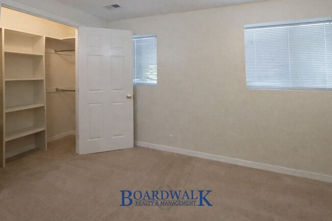 Building Photo - Beautiful 6 Bedroom Home in Sandy!