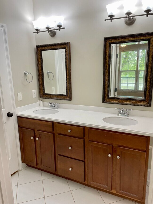 Building Photo - Lakeside Living in Loudon