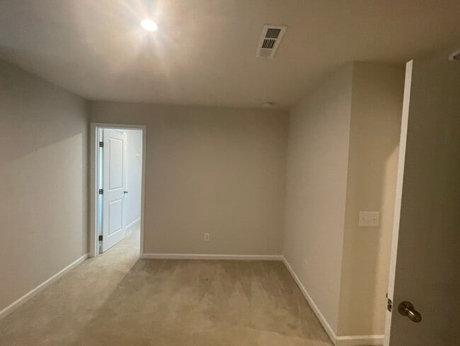 Building Photo - You’ve Got to See This Rental!