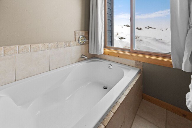 Building Photo - Spacious 6-bedroom, 4.5-bathroom home is i...