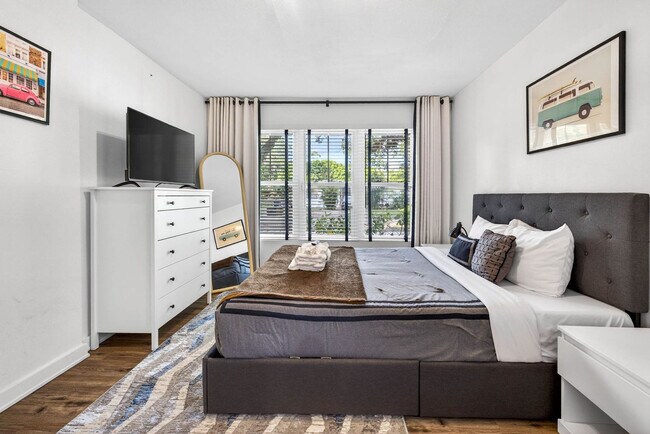 Building Photo - 1317 E Diana St