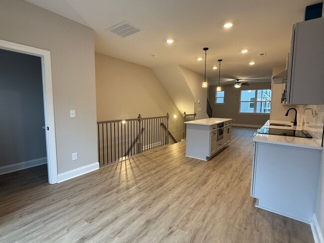 Building Photo - Brand New 3 level townhouse close to Uptown