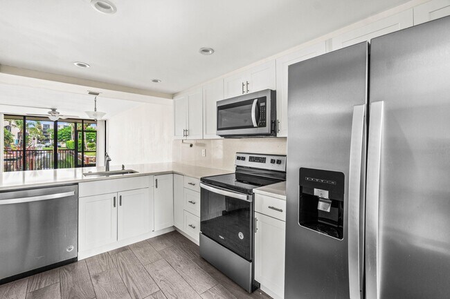 Building Photo - 17 Royal Palm Way