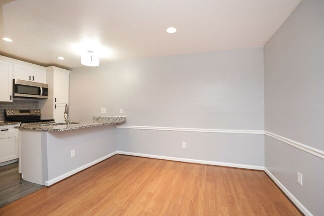 Building Photo - For Lease-Housing Vouchers Accepted | 2 Bed, 2 Bath | 925 Sq Ft | Lakecrest Community |