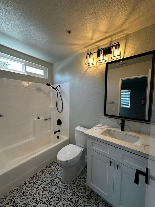 Building Photo - Renovated 2 Bedroom, 2.5 Bath with Washer and Dryer Plus A/C. MUST SEE!!!