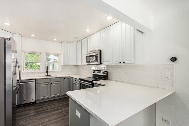 Building Photo - Lovely three bed / one bath home for rent