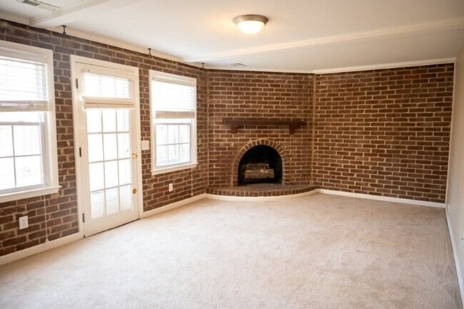 Building Photo - Large 3 Bedroom 2.5 Bath Townhome in Prime Location-Francisco Place Community!