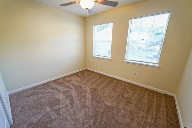 Building Photo - Super Cute 3 bedroom 3 bathroom townhome o...