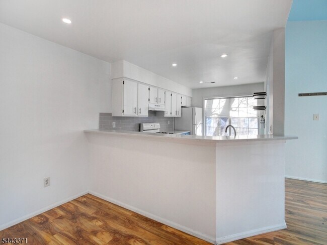Building Photo - 142 Harvest Ln