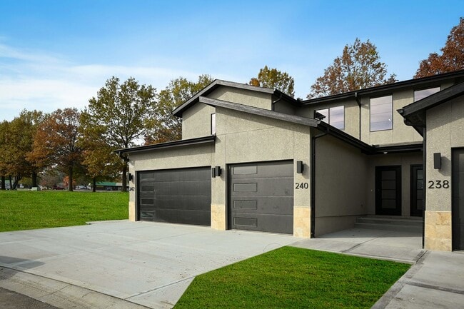 Building Photo - Three Bedroom Townhome with Attached Garage