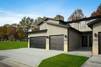 Building Photo - Two Bedroom Twin Villa with Attached 1-Car Garage