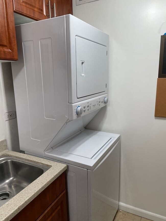 Building Photo - Fairway Manor ... 2 bedroom/Pets OK!