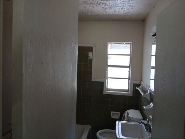 Building Photo - 1407 W 14th St