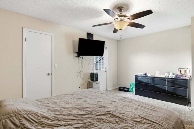 Building Photo - "Charming 2-Bed Townhouse Retreat in Fort Walton Beach – Perfect Comfort in 967 Sq Ft!"