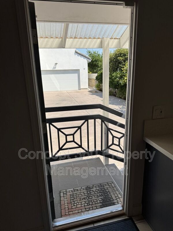 Building Photo - 1143 W 163rd St