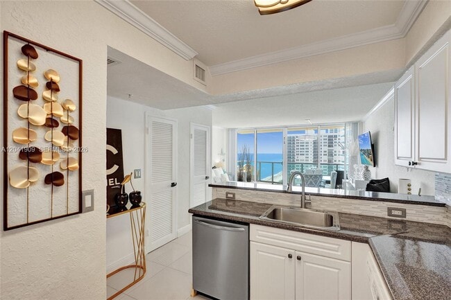 Building Photo - 2501 S Ocean Dr