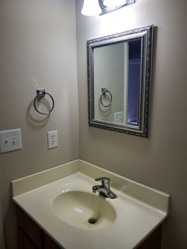 Building Photo - re2102m