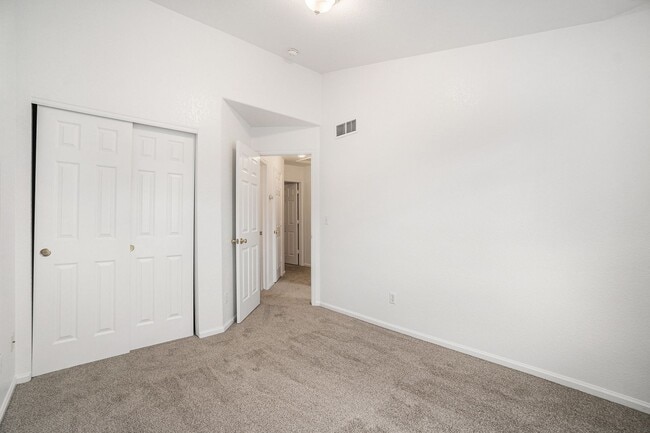 Building Photo - Great Townhome in Fort Collins